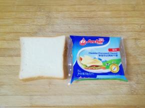 准备好吐司和芝士片。