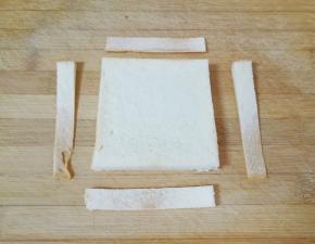 吐司切去四边。