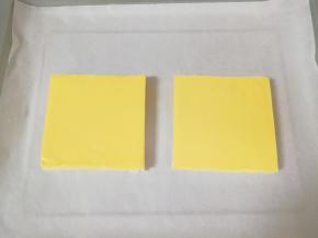 烤盘铺上油纸，放上吐司芝士片。 烤箱上下管180度预热。