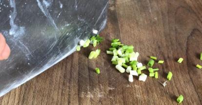 蒸豆腐的时候备好葱花