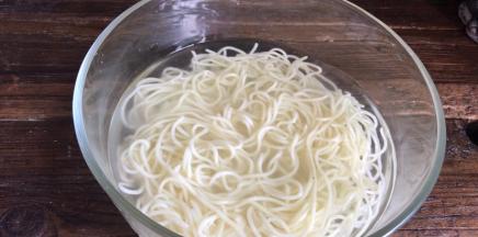 捞出放入凉开水中浸泡至冷