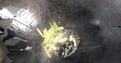 加入姜丝和葱段，炒香