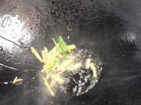 加入姜丝和葱段，炒香