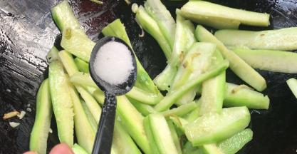 加入盐，炒匀至入味