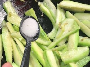 加入盐，炒匀至入味