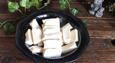 切成小块，装入盘中