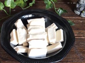 切成小块，装入盘中