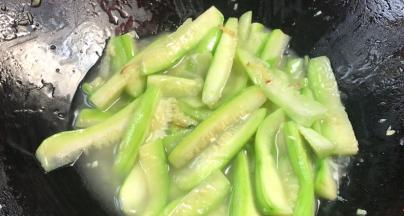 加入少许清水烧开