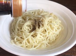 加入胡椒粉和生抽