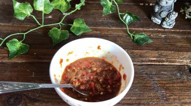 辣椒酱中加入胡椒粉和生抽，拌匀