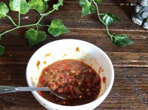 辣椒酱中加入胡椒粉和生抽，拌匀