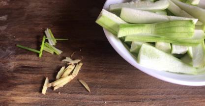 再备好姜丝和葱段