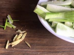 再备好姜丝和葱段