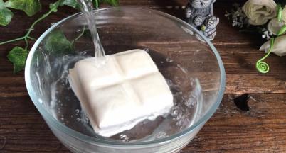 豆腐冲洗干净，沥干水分