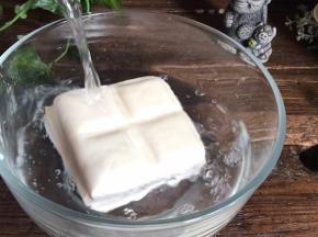 豆腐冲洗干净，沥干水分