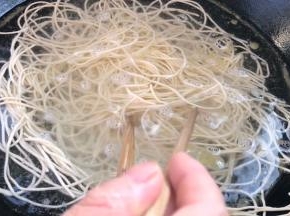 锅中烧开水，放入面条煮至断生