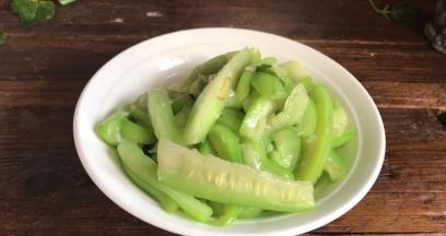 把煮好的丝瓜，倒在面条上面