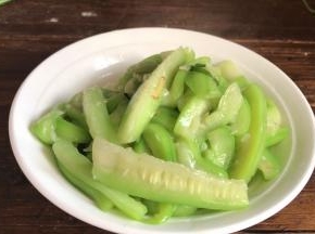 把煮好的丝瓜，倒在面条上面