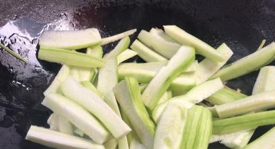 加入丝瓜炒匀至断生