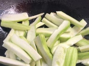 加入丝瓜炒匀至断生