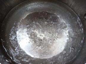 锅内放适量水，烧开。