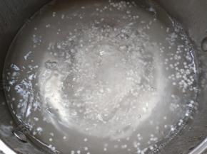 放入小西米，煮15分钟。煮好后闷10分钟再开盖。