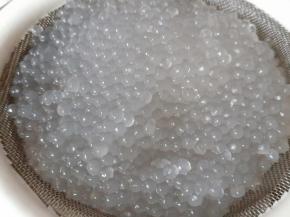 煮好的西米用凉水冲一下，这样西米更Q弹。