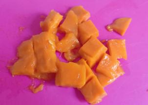 芒果去皮切小块。