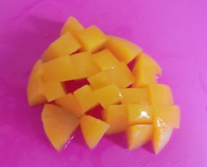 黄桃切小块。