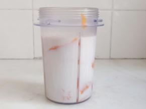 取芒果肉100克加入200克牛奶。