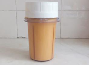 用料理机打成芒果奶昔。