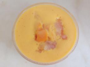 碗里先放芒果奶昔，再放入芒果块和煮好的西米。