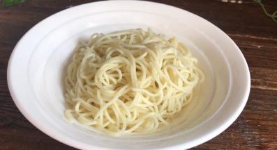 把浸泡好的面条，捞出沥干水分，装入碗中