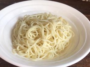 把浸泡好的面条，捞出沥干水分，装入碗中