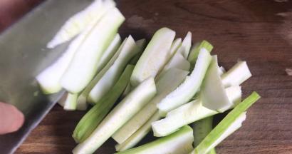 丝瓜去皮后，切成细长条