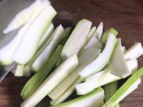 丝瓜去皮后，切成细长条