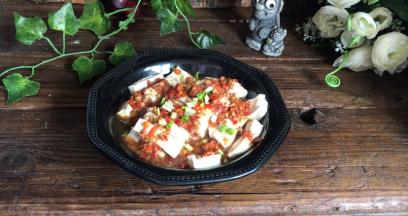 豆腐出锅后撒上葱花