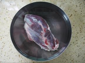 首先把牛腱子肉放在清水中浸泡2小时去除血水。