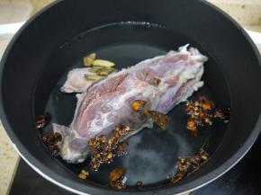 把牛肉冷水下锅，加入生姜、八角 、花椒 、白酒和盐，大火煮开，然后把浮沫撇去，转小火继续煮1个半小时。如果买的牛腱子很大，建议分切成相对小的再煮比较好，这样容易熟。
