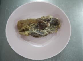 牛肉煮好后继续放在锅里焖，直到牛肉汤变凉，然后把牛肉捞出来，用保鲜袋装好放在冰箱里冷藏，最好过一夜。冷藏后的牛肉肉质变得紧实，更加容易切薄片，不会一切就散。