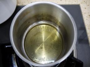 锅里倒入花生油，加热至油冒烟的程度。