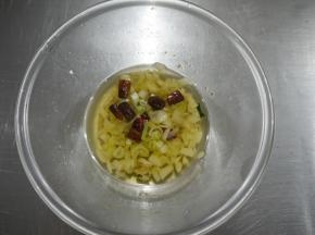 然后把热油倒入小碗里，用勺子搅拌一下，晾凉备用，这样香辣油就做好啦。