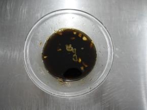 制作凉拌汁，把大蒜切碎，把生抽、香醋 、麻油和自制香辣油放在小碗中混合均匀备用。