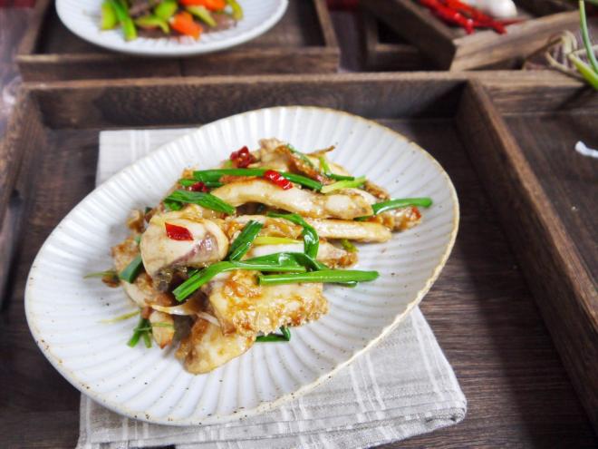 广东中山特色菜-姜葱炒脆肉鲩