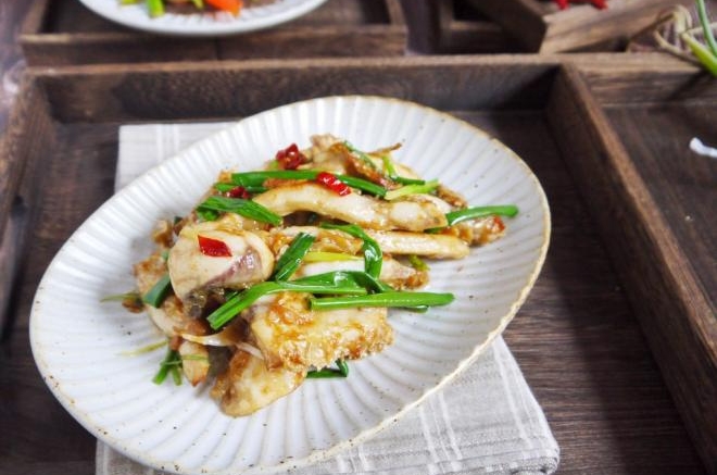 广东中山特色菜-姜葱炒脆肉鲩
