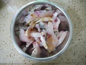 鱼肉用清水清洗干净，然后切成薄片，如果想方便点，就直接叫鱼贩把鱼切好。然后加入盐、酱油和食用油腌制15分钟。