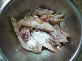 鱼片在下锅前加入玉米淀粉，混合均匀备用。