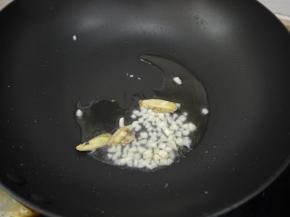 热锅凉油，放入大蒜和姜片煸炒出香味。