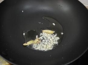 热锅凉油，放入大蒜和姜片煸炒出香味。
