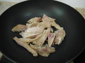 放入鱼片大火煸炒至8成熟，在锅边淋一点白酒，去除一点鱼腥味。